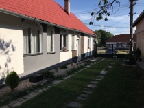 Dva menšie rodinné domy so slnečným pozemkom v obci Veľké Kozmálovce, okres Levice – realitná kancelária Xemar