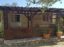 Na predaj rekreačný dom s terasou v chorvátskom prímorskom mestečku Pirovac – realitná kancelária Xemar